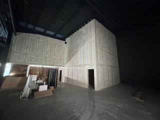 Jointed partition walls in a large-volume space